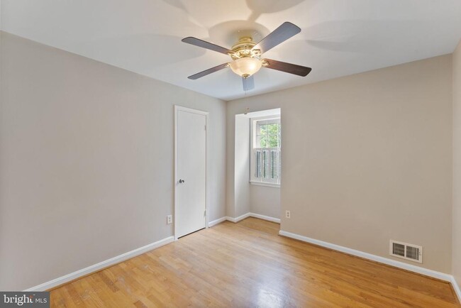 Building Photo - 6048 Redwood Ln