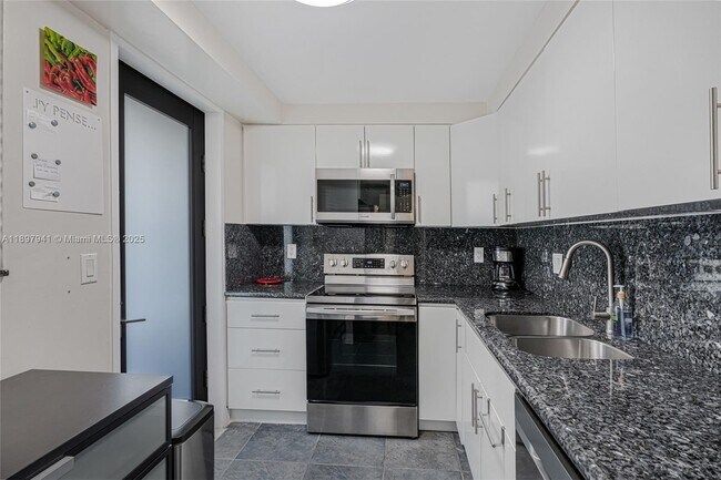 Building Photo - 301 Golden Isles Dr