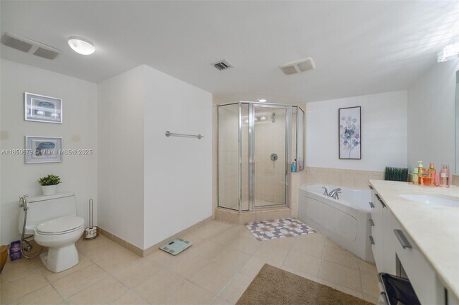 Building Photo - 16699 Collins Ave