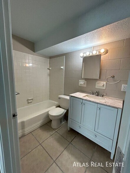 Building Photo - 10114 E 67th St