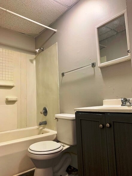 Building Photo - 820 W Washington St