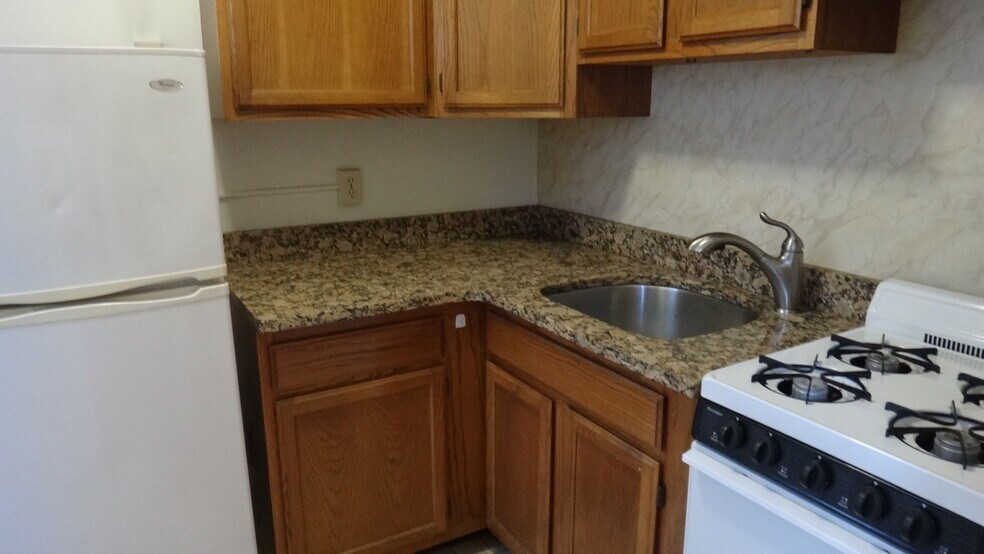 Building Photo - 180 Pleasant St