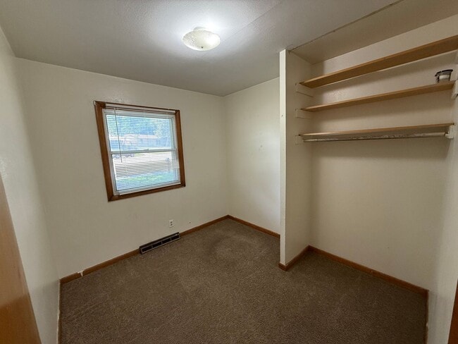 Building Photo - 3 Bedroom Single family with fenced in yard