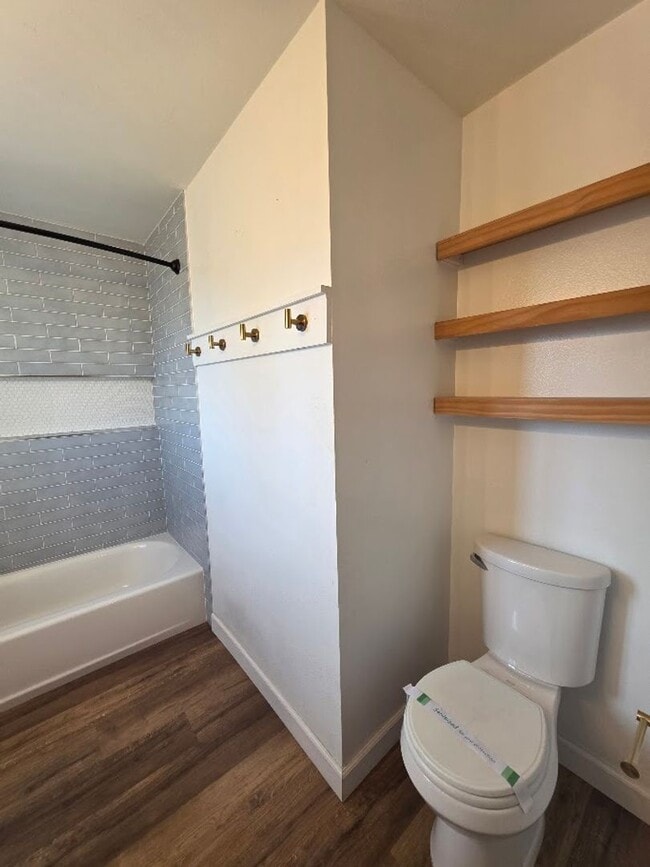 Building Photo - RENOVATED 2BD/1.5 BATH WITH PARKING, LAUNDRY, AND FULL H-VAC