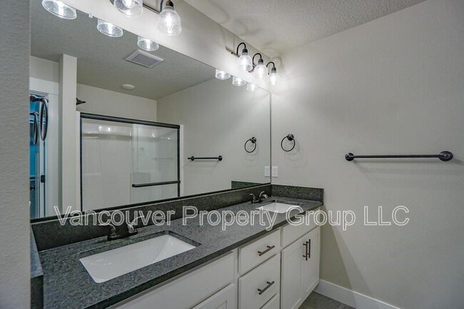 Building Photo - 2217 E Juniper Cir