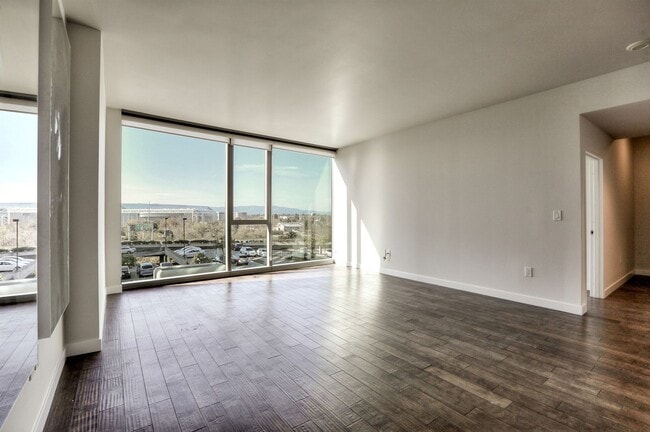 Building Photo - Gorgeous 1 Bedroom Condo with Floor to Cei...