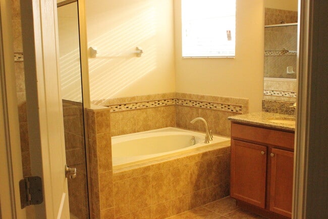 Building Photo - FOUR BEDROOM HOME FOR RENT IN INDEPENDENCE