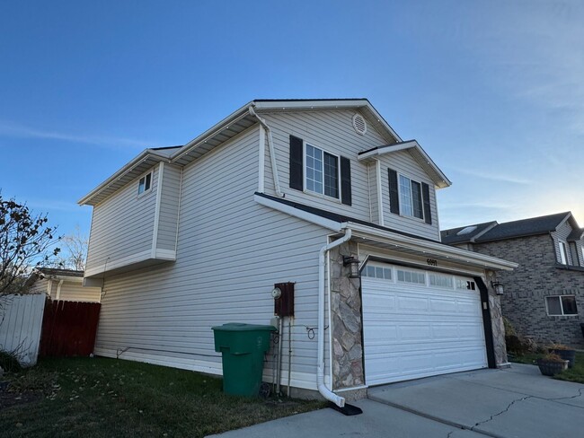 Building Photo - Beautiful 4 bedroom home in Murray!