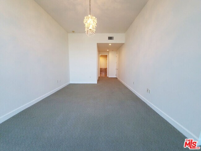Building Photo - 3223 W 6th St