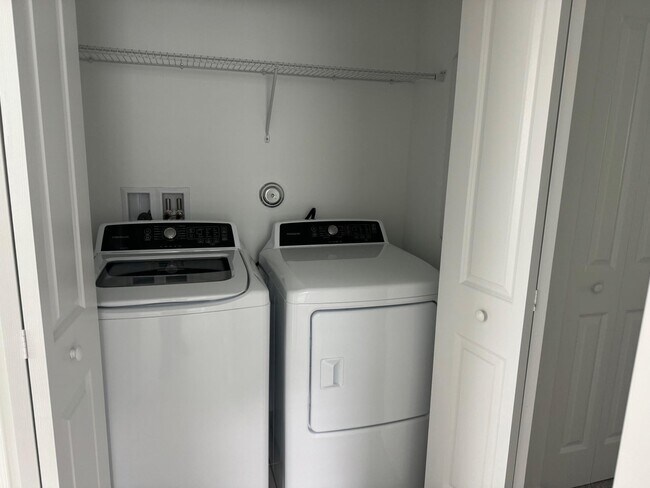 Building Photo - 4663 Hollister Ave