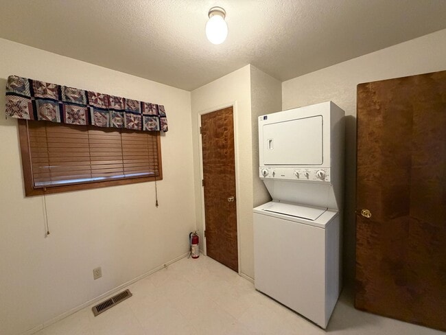 Building Photo - 3 Bed, 2 Bath Home Located In-Town and Close to Conveniences