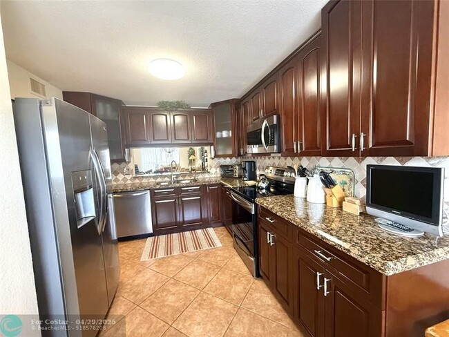 Building Photo - 4725 Lucerne Lakes Blvd
