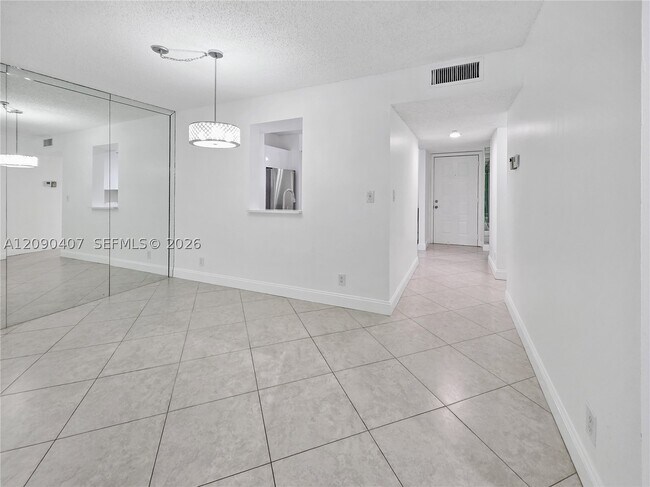 Building Photo - 2212 S Cypress Bend Dr