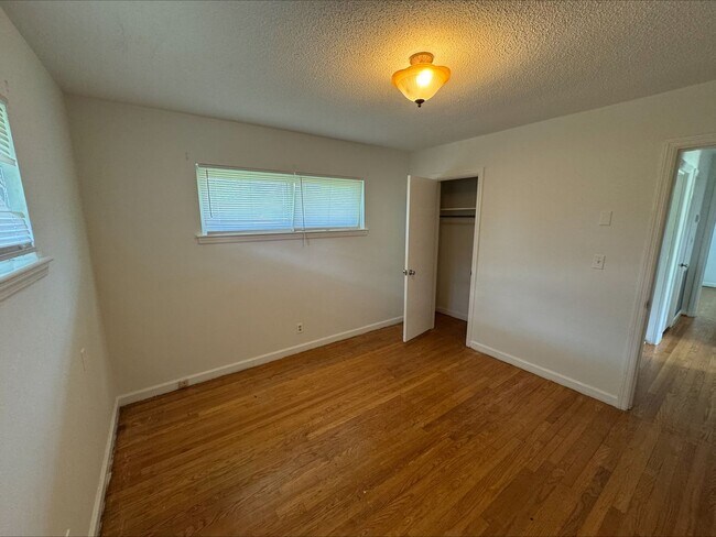 Building Photo - Updated 3 bed 2 bath in East Ridge! Fenced...