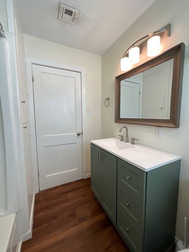 Building Photo - 1307 Aaron Ave