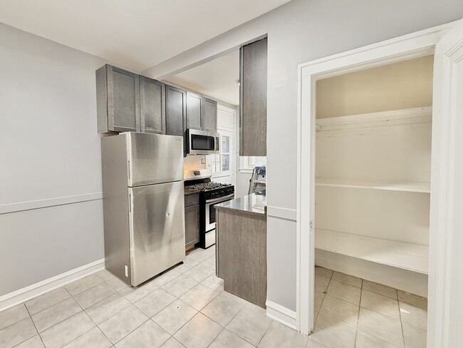 Building Photo - 6306 N Leavitt St