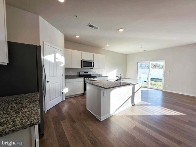 Building Photo - 374 Robbins Farm Rd