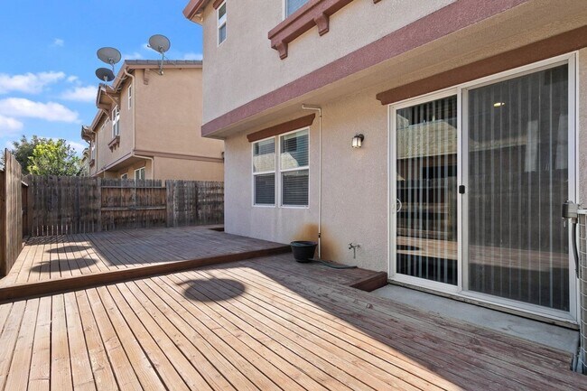 Building Photo - Spacious 3/3 Townhouse in North Clovis