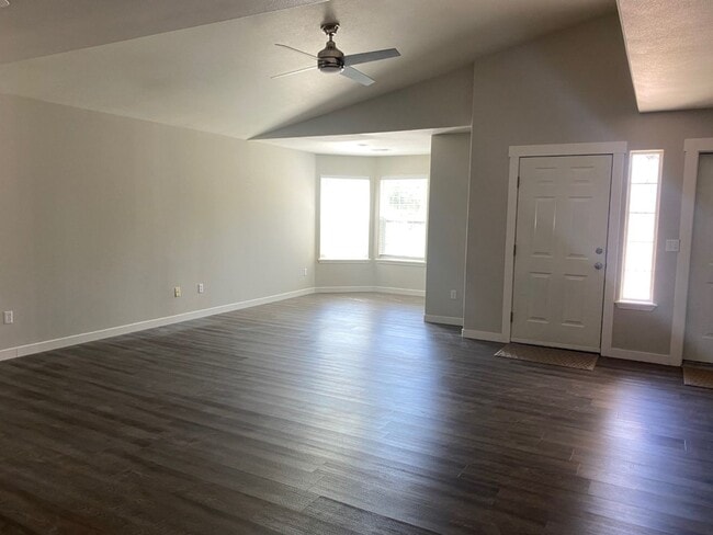 Building Photo - Beautiful Rental in The Ridge