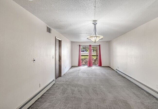 Building Photo - Easy Living Starts Here | 2 Bedroom Lakeside Condo