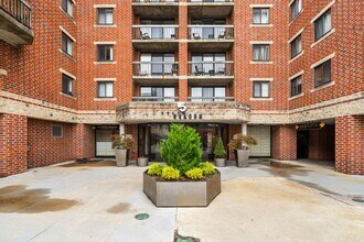 Building Photo - 1Br/1Bth, ready to move in. Heat/Hot Water...