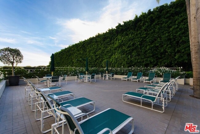 Building Photo - 1131 Alta Loma Rd