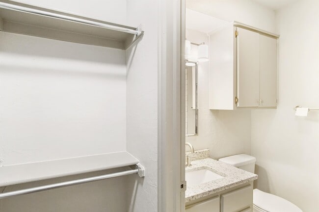 Building Photo - 1000 Rambling Oaks Dr