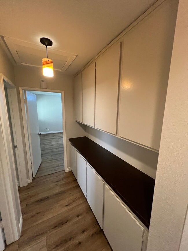 Building Photo - Lovely West Side Ventura Condo