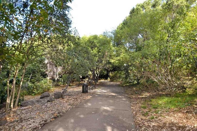 Building Photo - Secluded Rockridge 2BD | Parking Included | Near BART, Shops & Dining