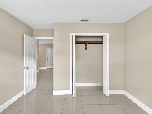 Building Photo - 705 SW 15th Ave