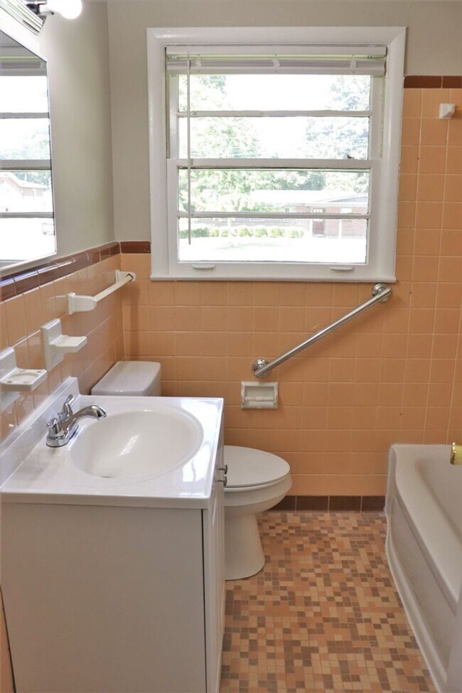 Building Photo - 3-Bedroom thats move-in ready and just wai...