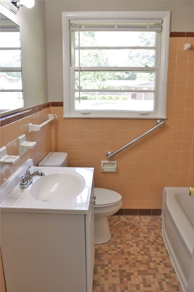 Building Photo - 3-Bedroom thats move-in ready and just waiting for you.