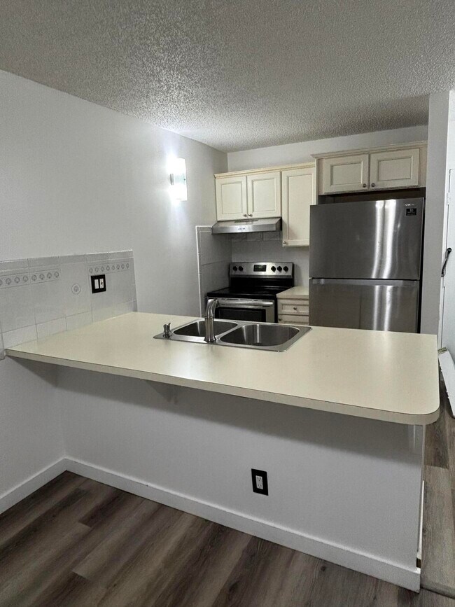 Building Photo - 2701 Riverside Dr