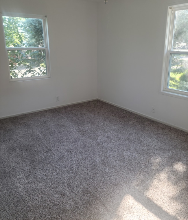 Building Photo - "Charming 3-Bed Home with Granite Elegance...