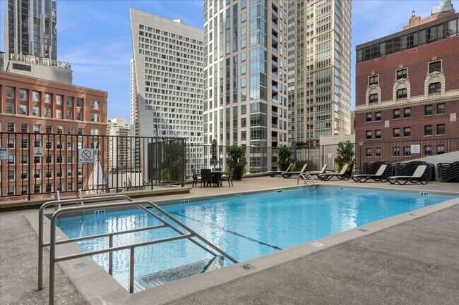 Building Photo - 111 E Chestnut St