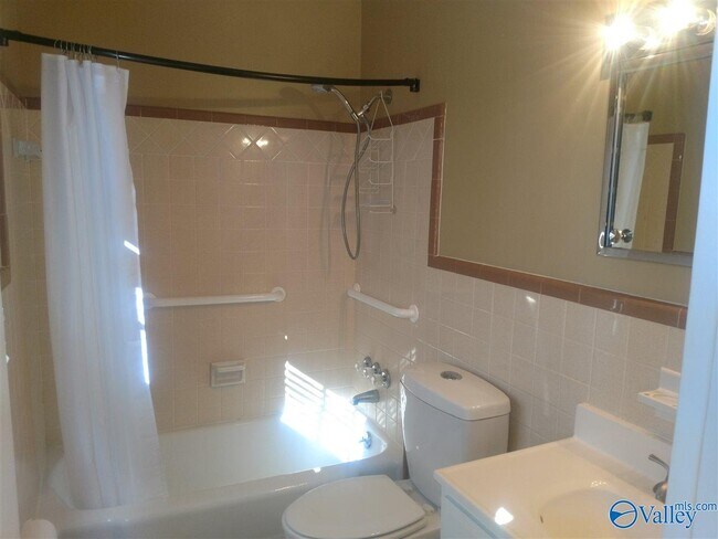 Building Photo - 11012 Crestfield Dr SE