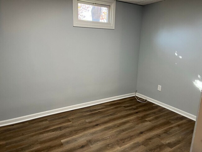 Building Photo - Renovated Rambler Close to METRO, Parks, &...