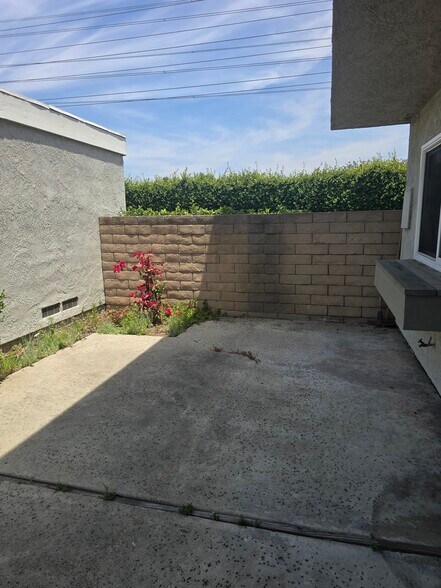 Building Photo - 10 Goldenbush