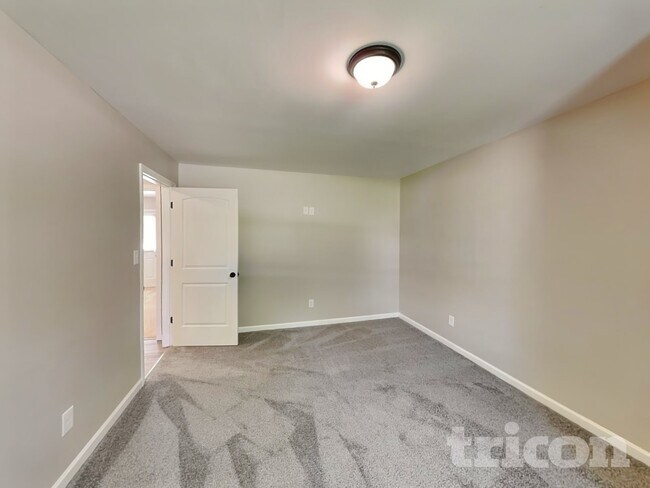 Building Photo - 295 Oak Meadows Dr