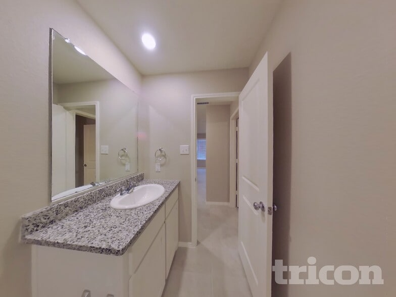 Building Photo - 6529 Middlebury Dr