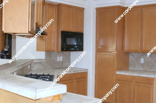 Building Photo - Beautiful 4 Bedroom, 2 Bathroom, 2 Car Gar...