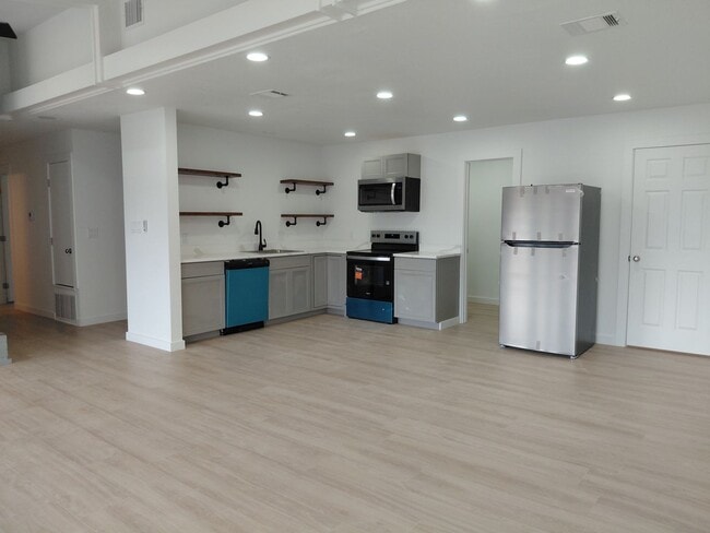 Building Photo - 3/2/2 Newly remodeled home with new appliance, flooring and much more!