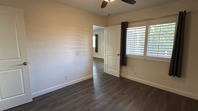 Building Photo - ***MOVE-IN SPECIAL*** AVAILABLE NOW! 2 Bedroom 2 bathroom upstairs unit located in Ontario