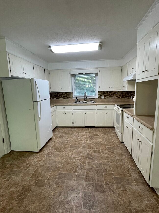 Building Photo - 15521 Calhoun Road