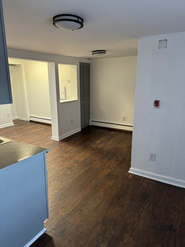 Building Photo - 424 E Girard Ave