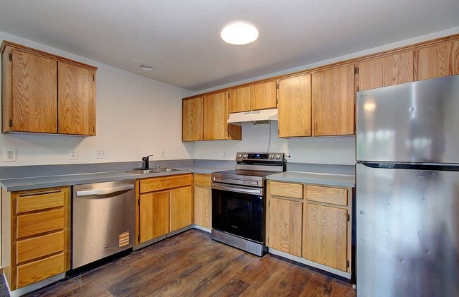 Building Photo - Spacious 3bd 2.5ba Unit in 4Plex - Avail. Now!
