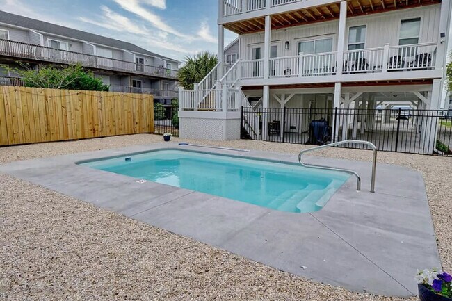 Building Photo - 822 S Topsail Dr