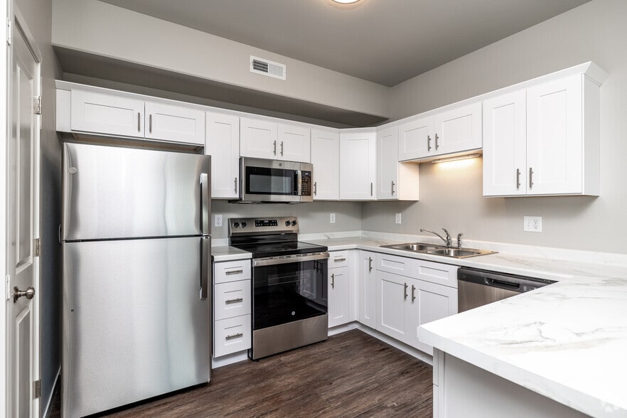 2BR, 2BA - 1,000 SF - Kitchen - The Horizons