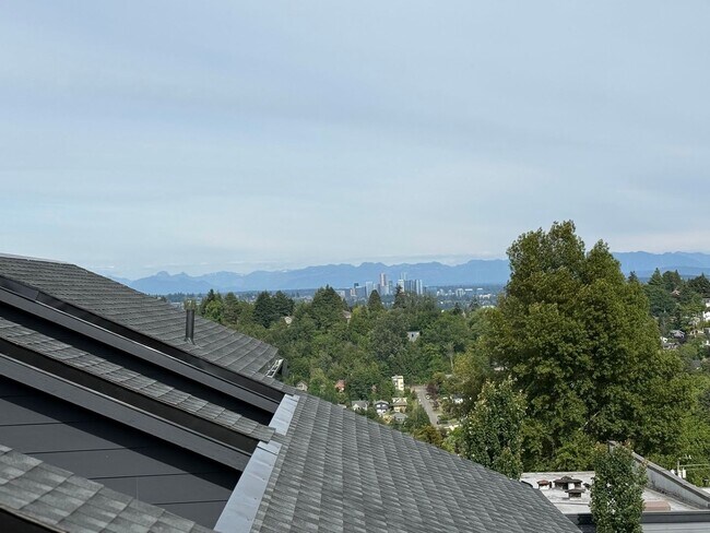 Building Photo - 113 24th Ave E