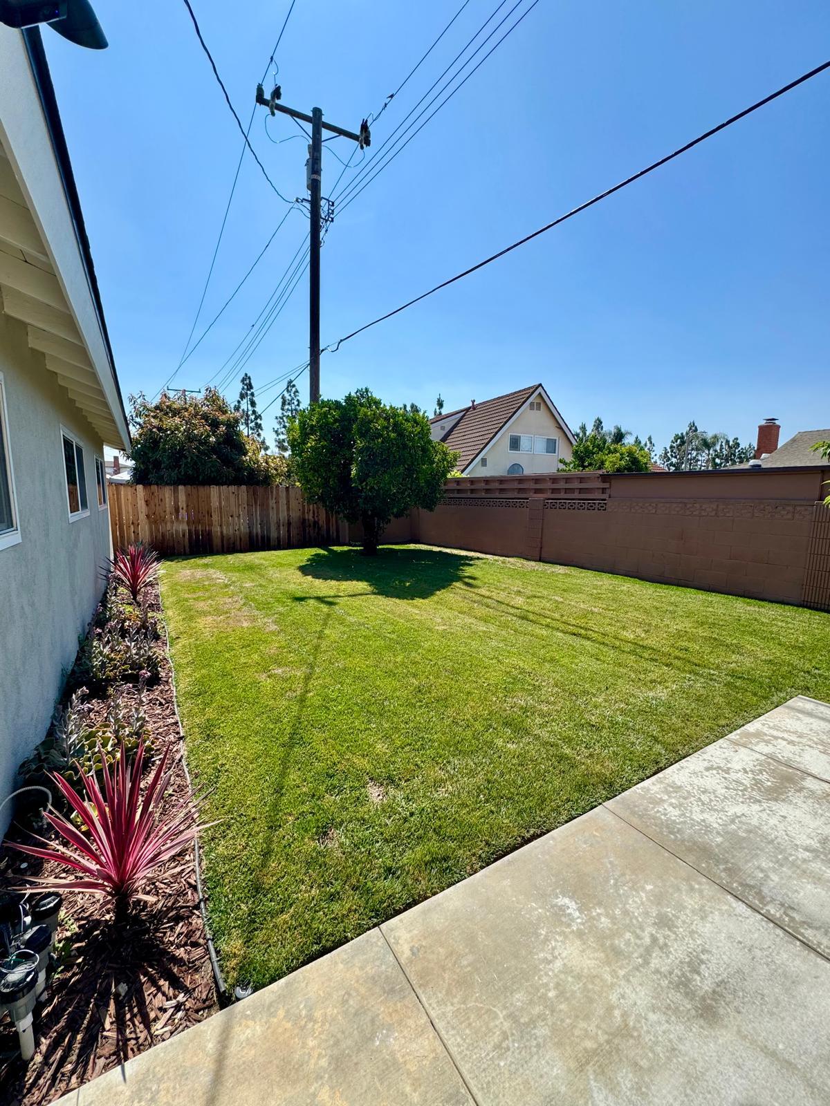 Building Photo - 1502 W Hemlock Way